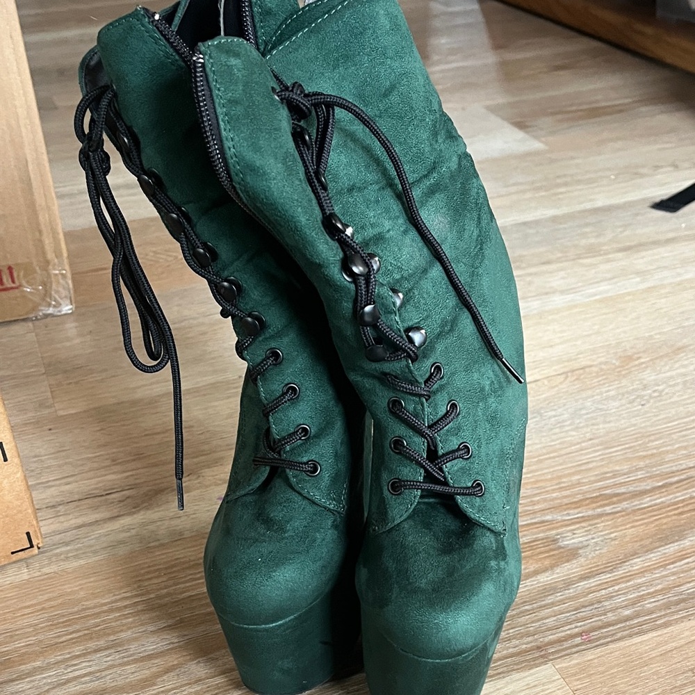 Women's Green Lace-Up Platform pleasers boots
